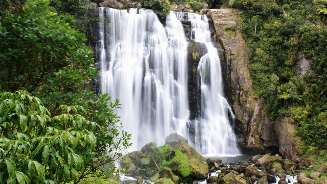 Marokopa Falls, Waitomo waterfall New Zealand, 